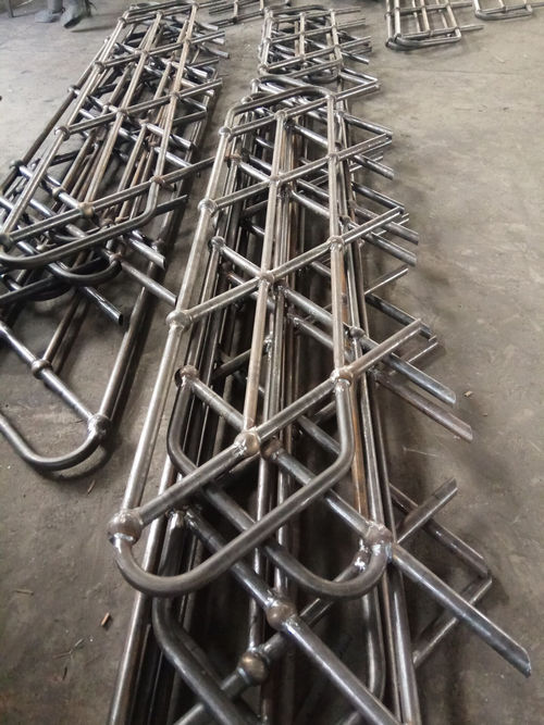 上海鍋爐廠斜梯欄桿正在加工中