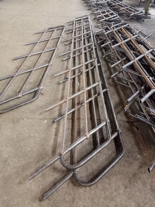 上海鍋爐廠斜梯欄桿正在加工中